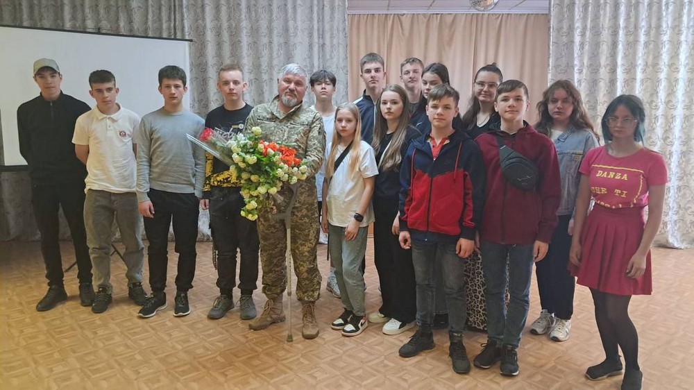 Зворушлива зустріч: у Томаківці ветерани поділилися досвідом з учнями ліцею