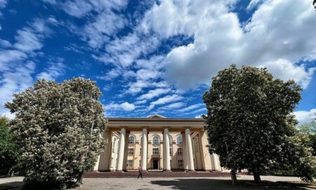 Каштани у Нікополі під неймовірним небом в травні 2025 року (фото)