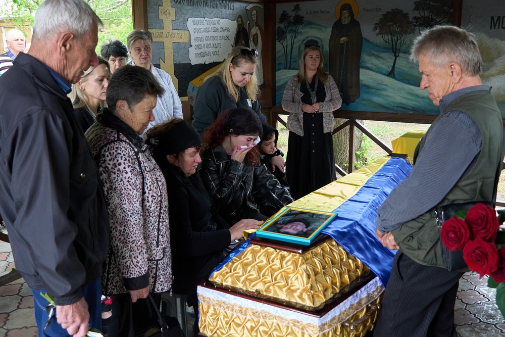У Нікополі сьогодні провели в останню путь Захисника: фото