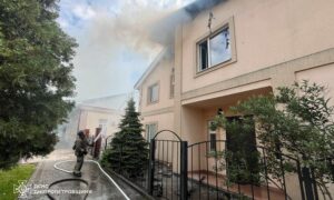 У Нікополі сьогодні внаслідок обстрілу загорівся великий будинок у приватному домоволодінні (фото)