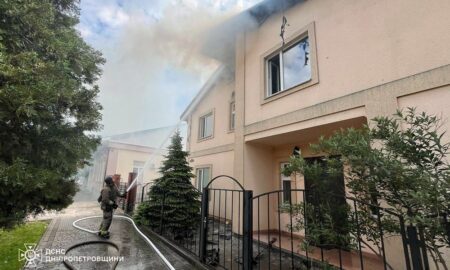 У Нікополі сьогодні внаслідок обстрілу загорівся великий будинок у приватному домоволодінні (фото)