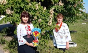 Майстрині з Нікопольщини вишили 10 сорочечок для новонароджених немовлят (фото)