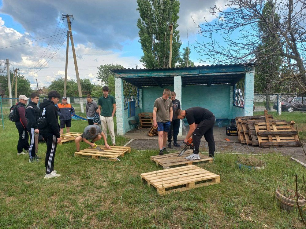 На Нікопольщині активна молодь упорядкувала територію в громаді: фото