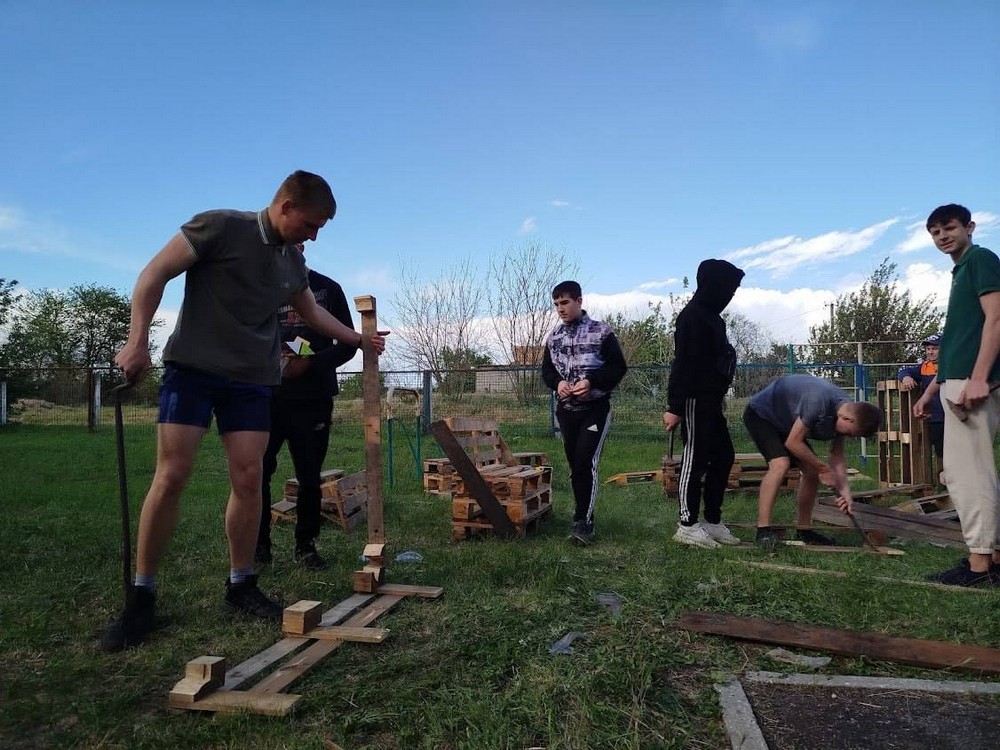 На Нікопольщині активна молодь упорядкувала територію в громаді: фото