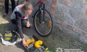 Двічі за півгодини обікрала магазин і поцупила велосипед біля входу: у Марганці затримали місцеву мешканку