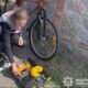 Двічі за півгодини обікрала магазин і поцупила велосипед біля входу: у Марганці затримали місцеву мешканку