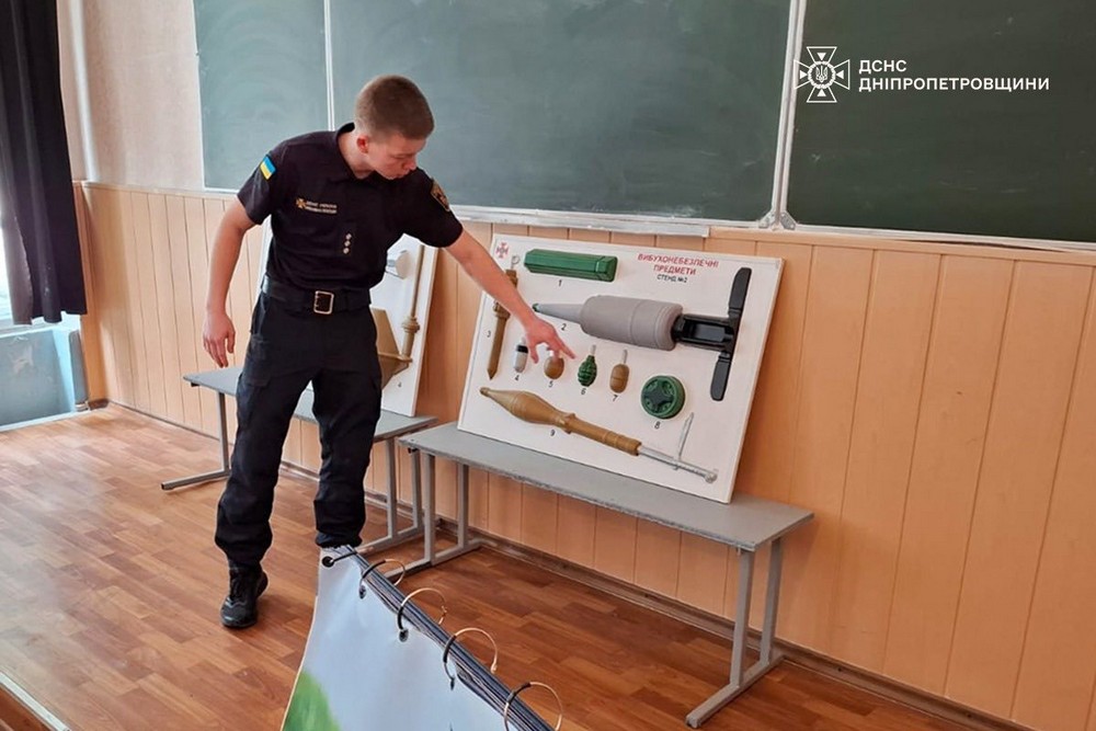З працівниками коледжу у Нікополі говорили про мінну безпеку