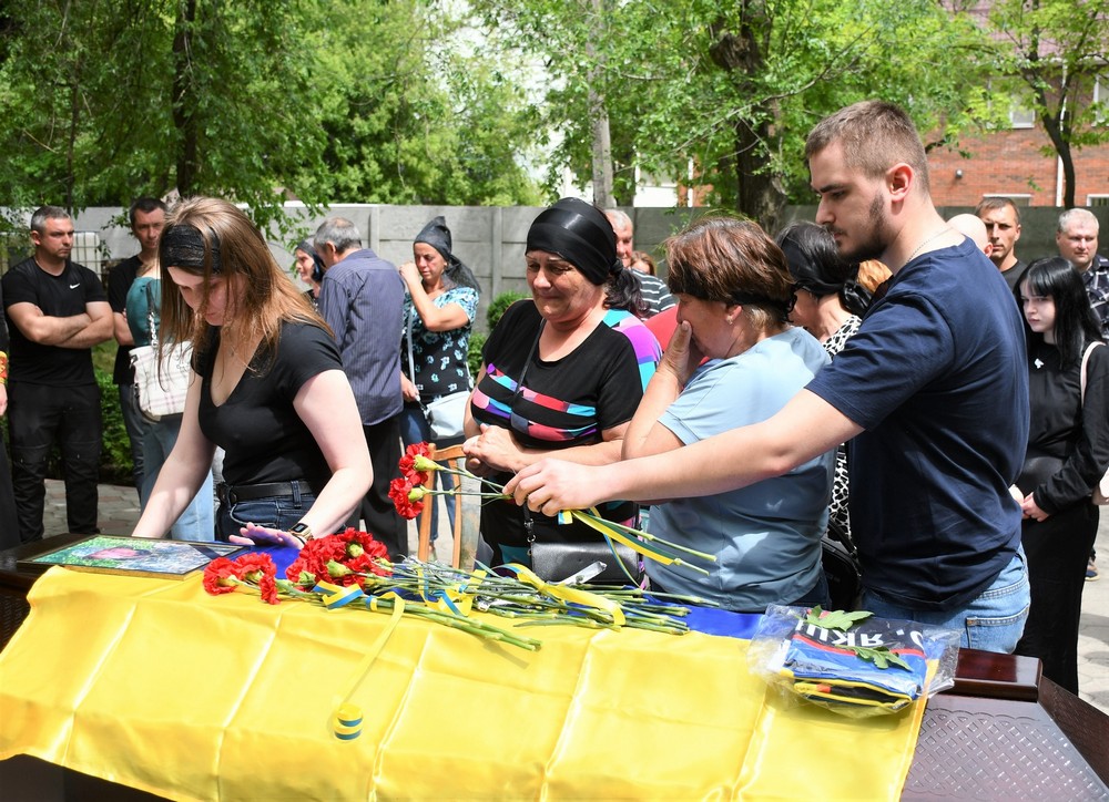 Був мобілізований 18 квітня, а 10 травня загинув: у Нікополі провели в останню путь Захисника (фото)