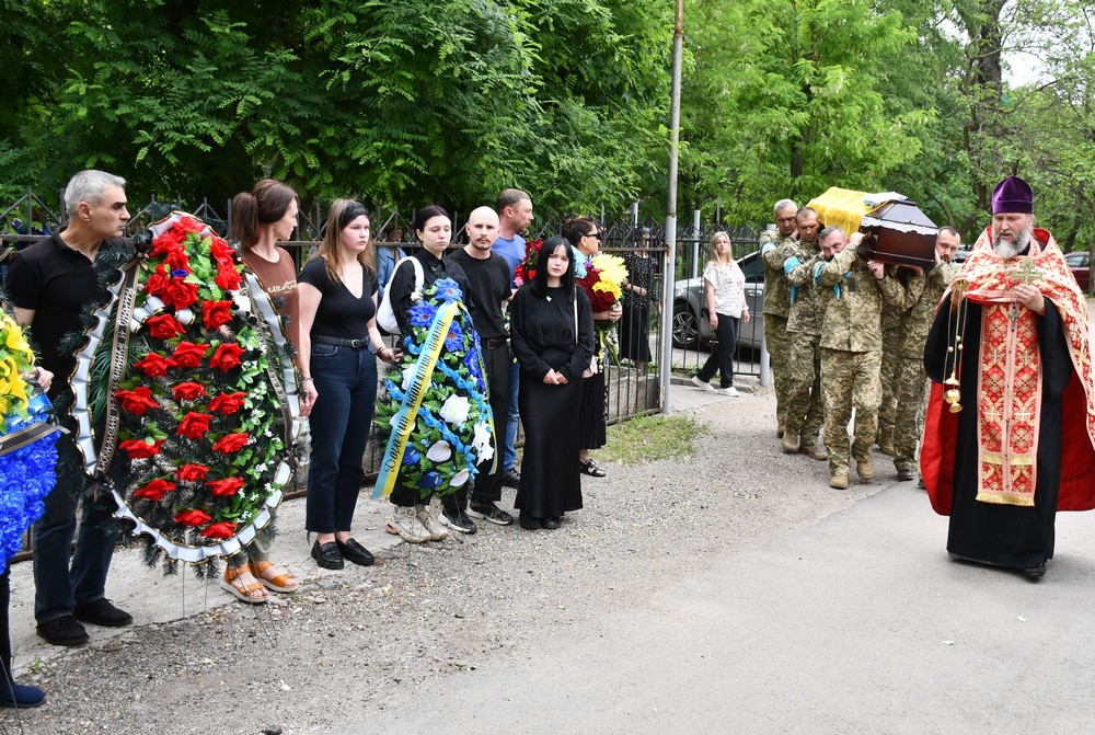 Був мобілізований 18 квітня, а 10 травня загинув: у Нікополі провели в останню путь Захисника (фото)