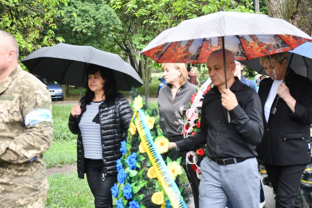 У Нікополі сьогодні провели в останню путь бійця: фото