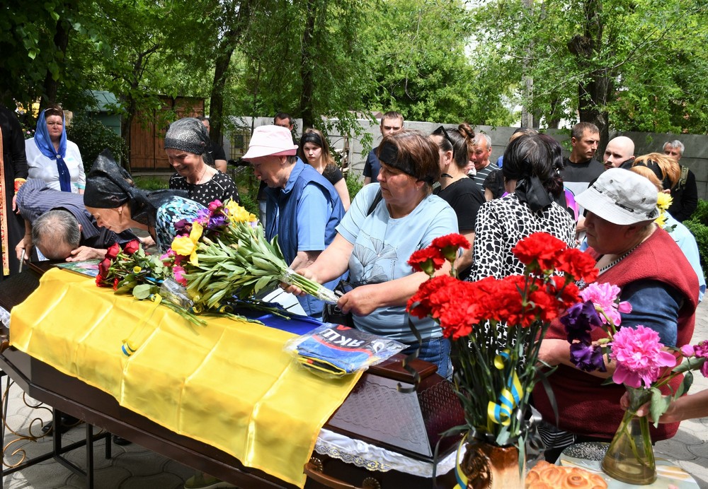 Був мобілізований 18 квітня, а 10 травня загинув: у Нікополі провели в останню путь Захисника (фото)