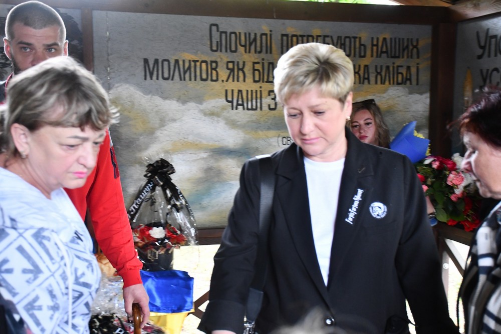 У Нікополі сьогодні провели в останню путь бійця: фото