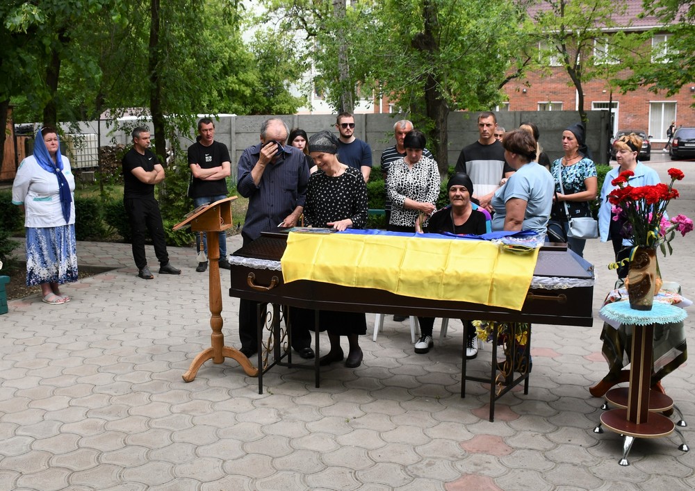 Був мобілізований 18 квітня, а 10 травня загинув: у Нікополі провели в останню путь Захисника (фото)