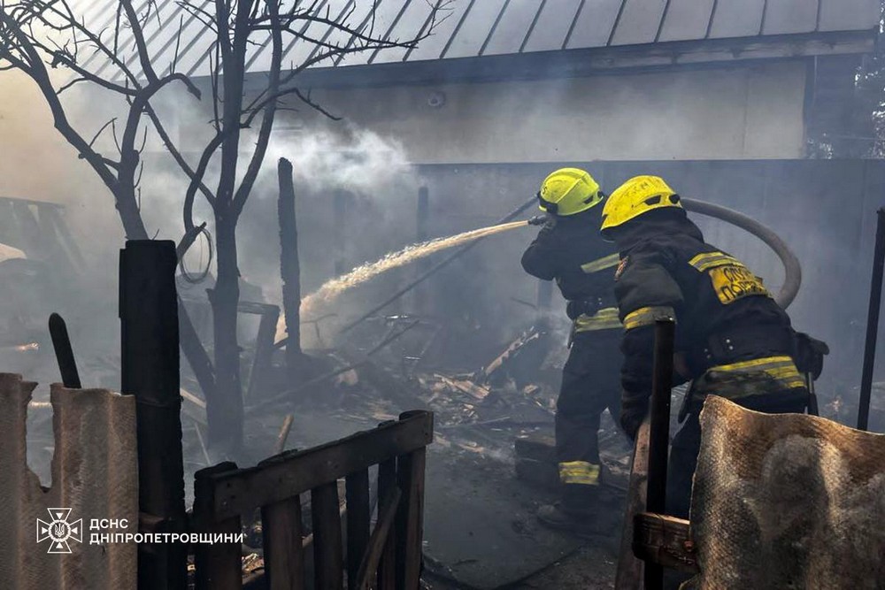Двоє малюків постраждали внаслідок пожежі у Дніпрі. Тут горів великий приватний будинок.