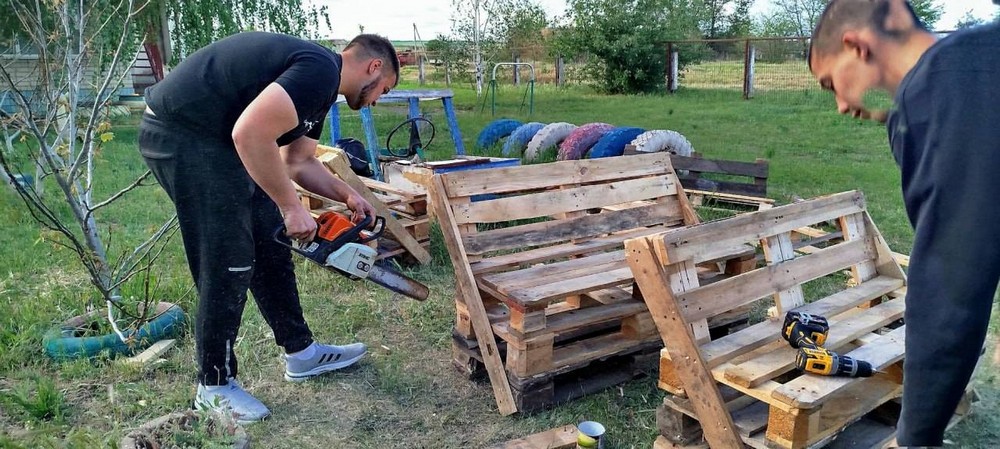 На Нікопольщині активна молодь упорядкувала територію в громаді: фото