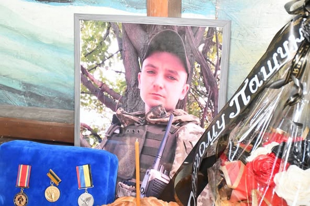 Осиротіли четверо дітей… У Нікополі сьогодні провели в останню путь бійця, який загинув у 2022 році (фото)