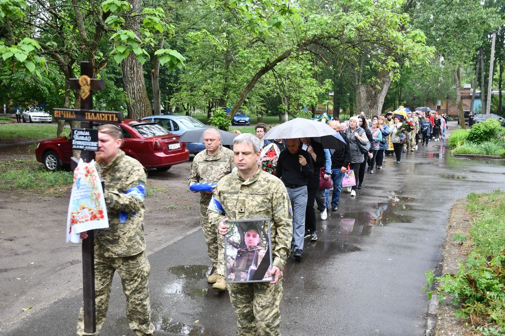 У Нікополі сьогодні провели в останню путь бійця: фото
