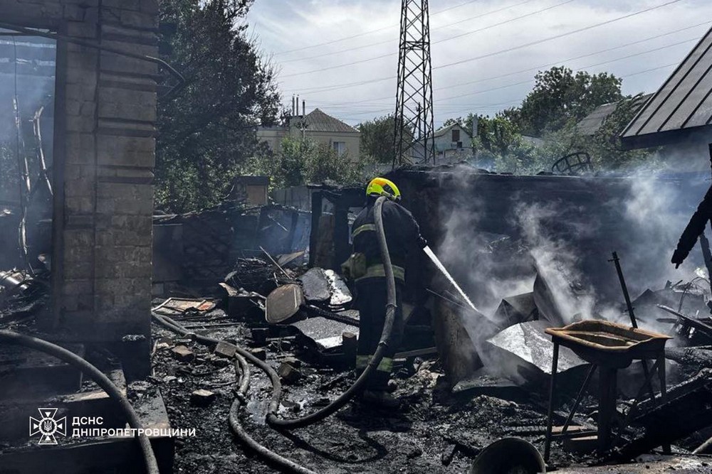 Двоє малюків постраждали внаслідок пожежі у Дніпрі. Тут горів великий приватний будинок.
