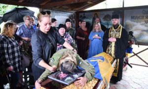 Осиротіли четверо дітей… У Нікополі сьогодні провели в останню путь бійця, який загинув у 2022 році (фото)