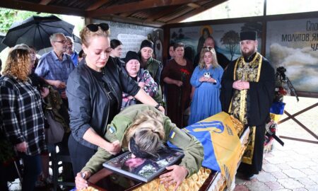 Осиротіли четверо дітей… У Нікополі сьогодні провели в останню путь бійця, який загинув у 2022 році (фото)