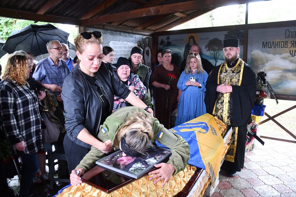 У Нікополі сьогодні провели в останню путь бійця: фото