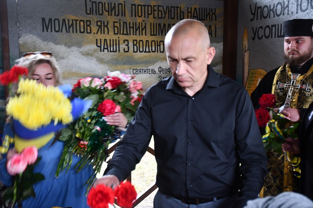 У Нікополі сьогодні провели в останню путь бійця: фото