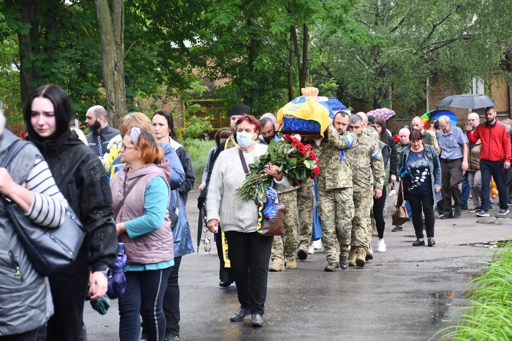 У Нікополі сьогодні провели в останню путь бійця: фото