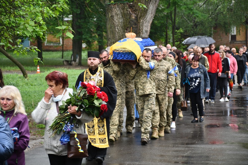 У Нікополі сьогодні провели в останню путь бійця: фото