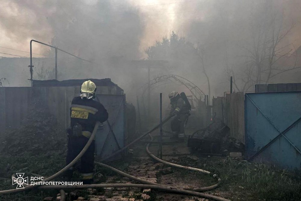 Двоє малюків постраждали внаслідок пожежі у Дніпрі. Тут горів великий приватний будинок.