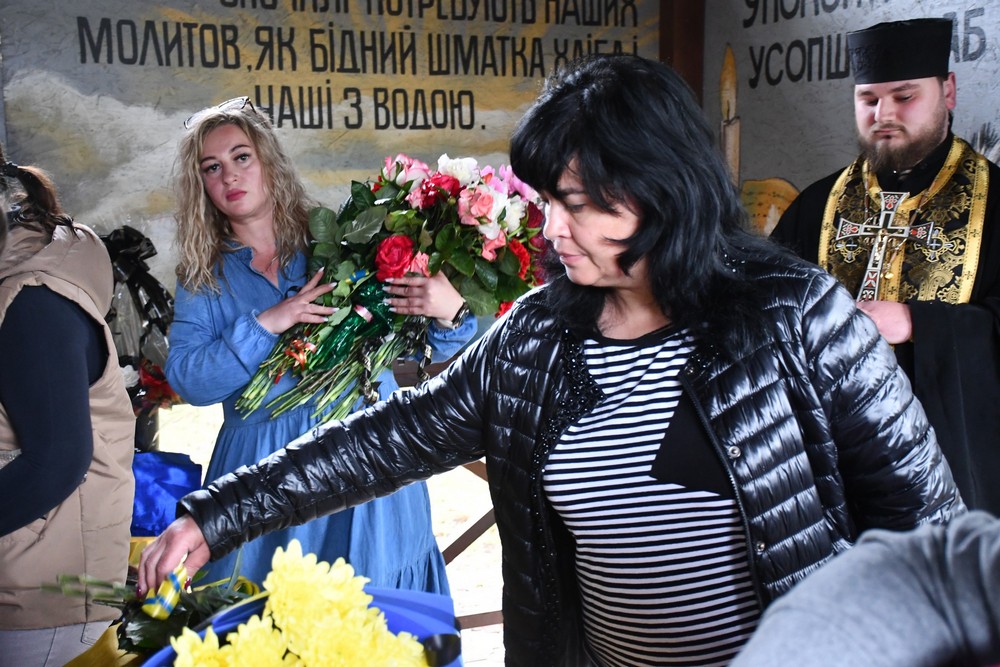 У Нікополі сьогодні провели в останню путь бійця: фото