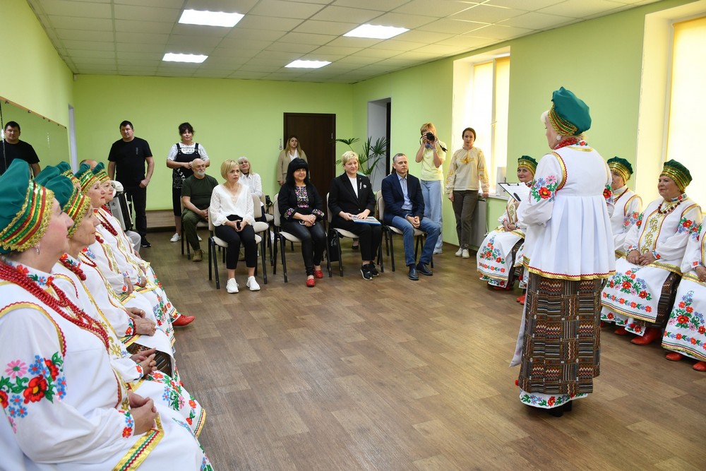 Фольклорному гурту «Микитин Ріг» з Нікополя 35 років: артисти приймають вітання (фото)