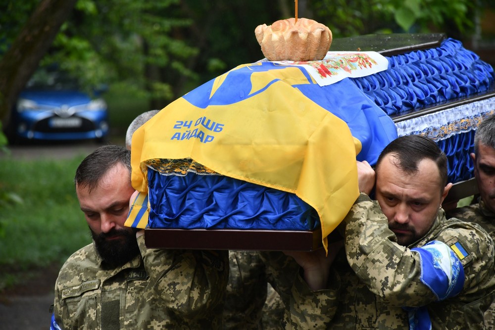У Нікополі сьогодні провели в останню путь бійця: фото