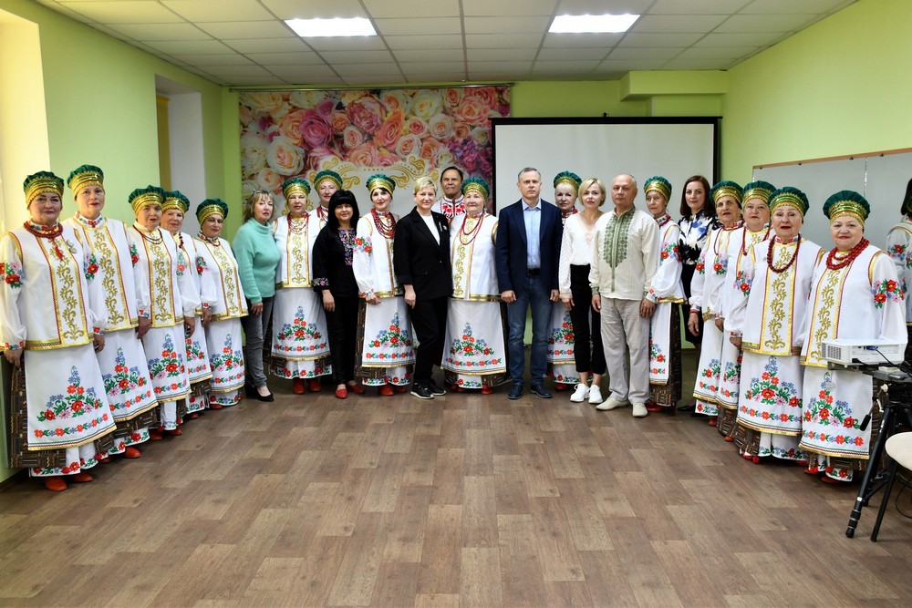 Фольклорному гурту «Микитин Ріг» з Нікополя 35 років: артисти приймають вітання (фото) 1 Фольклорному гурту «Микитин Ріг» з Нікополя 35 років: артисти приймають вітання (фото)