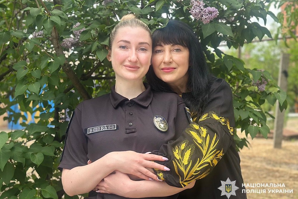 Діти жінок-поліцейських прифронтової Нікопольщини привітали мам зі світом, а правоохоронці подякували своїм матерям