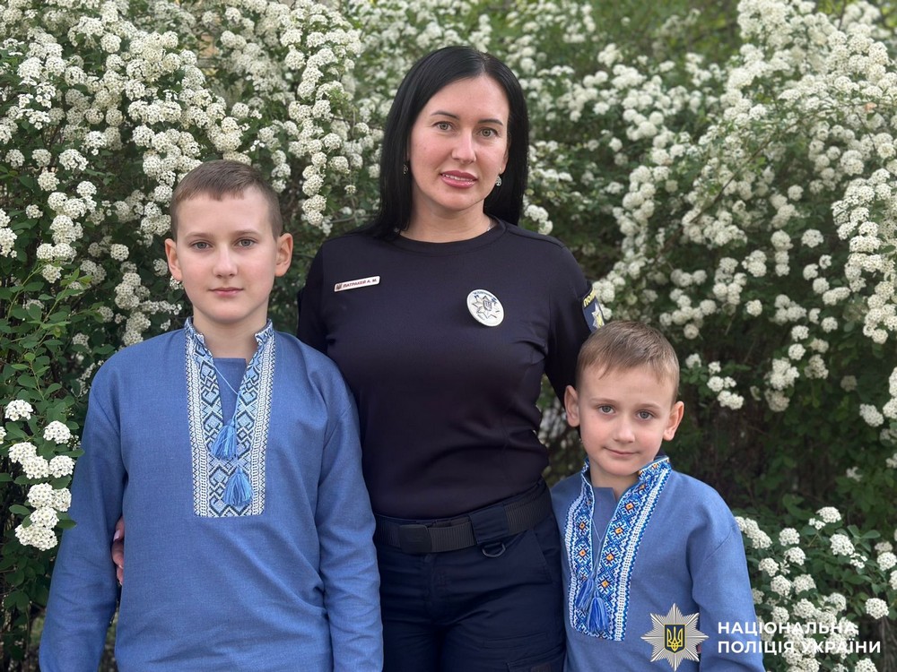 Діти жінок-поліцейських прифронтової Нікопольщини привітали мам зі світом, а правоохоронці подякували своїм матерям
