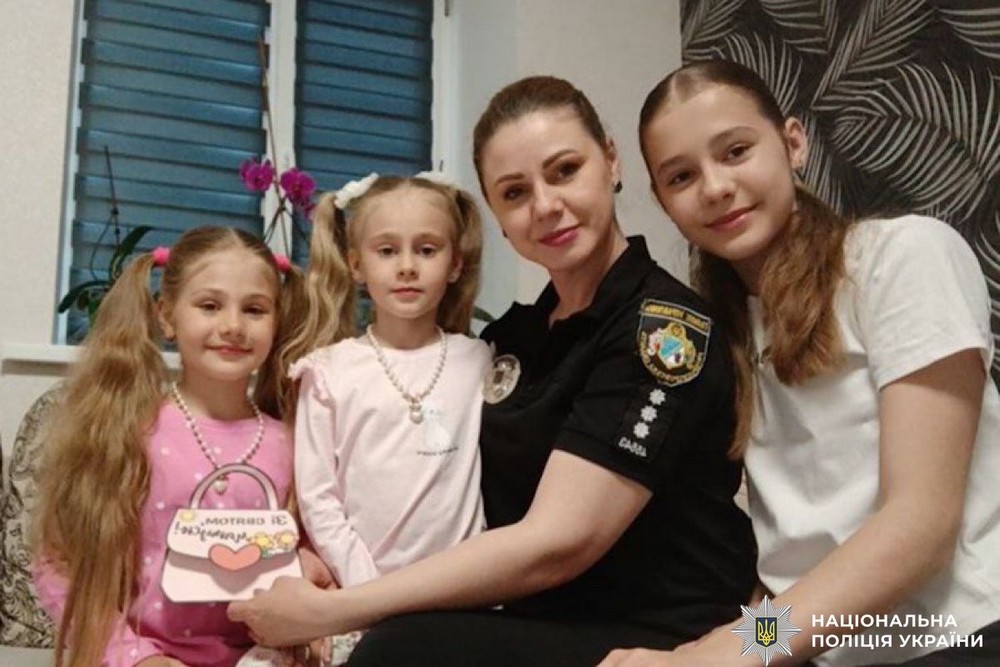 Діти жінок-поліцейських прифронтової Нікопольщини привітали мам зі світом, а правоохоронці подякували своїм матерям