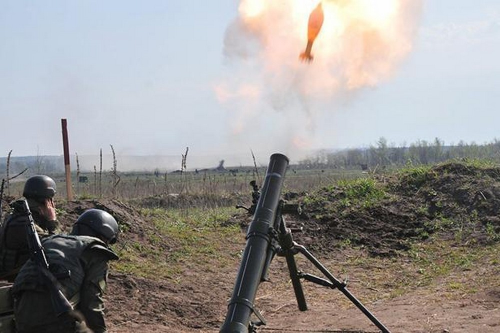За процесуального керівництва Дніпропетровської обласної прокуратури розпочато досудове розслідування у кримінальних провадженнях за фактом вчинення воєнного злочину (ч. 1 ст. 438 КК України).  За даними слідства, ввечері 27 травня 2025 року ворог атакував м. Нікополь за допомогою БпЛА.  Внаслідок обстрілу постраждали 51-річна та 64-річна жінки.  Пошкоджено підприємство, інфраструктуру та лінії електропередач.  Прокурори у взаємодії з іншими правоохоронцями вживають всі можливі та належні заходи для документування воєнних злочинів, вчинених представниками збройних сил рф.