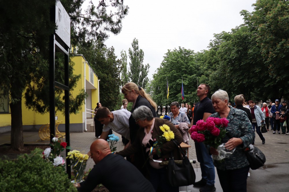 В Покрові сьогодні відкрили меморіальні дошки полеглому Захиснику: фото