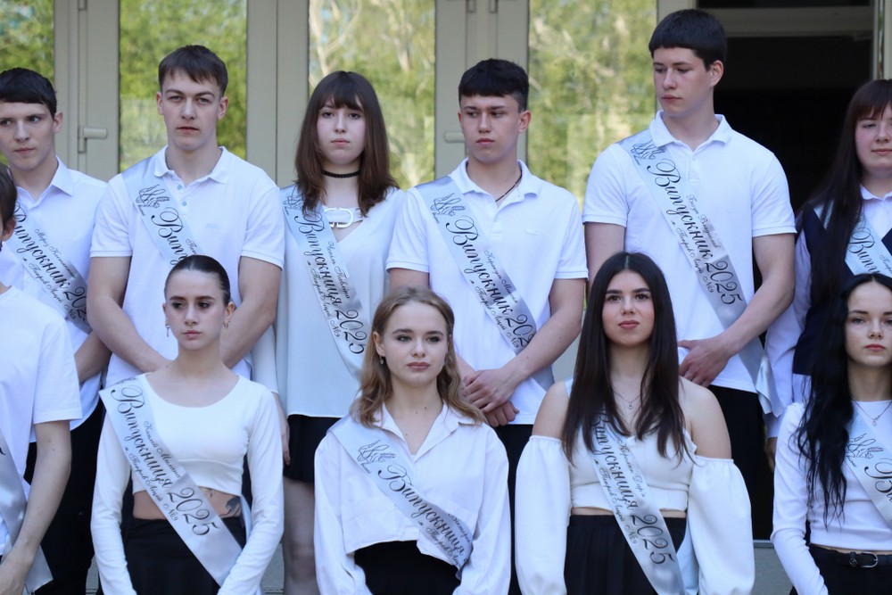 У Покрові сьогодні пролунав довгоочікуваний останній дзвоник.
