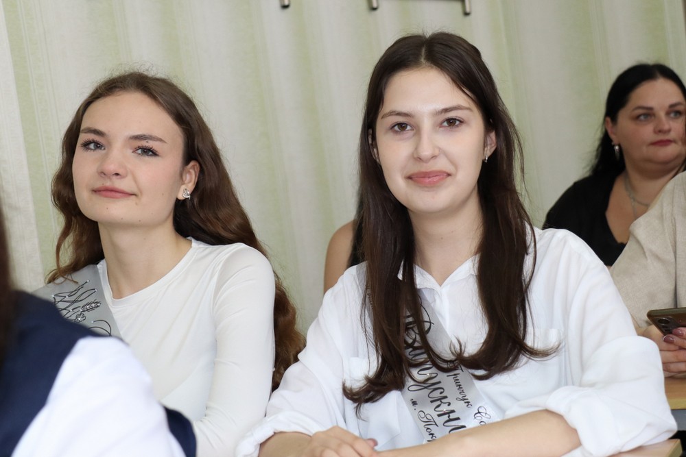Його передзвін пройшов крізь серця… У Покрові сьогодні пролунав останній дзвоник (фото)