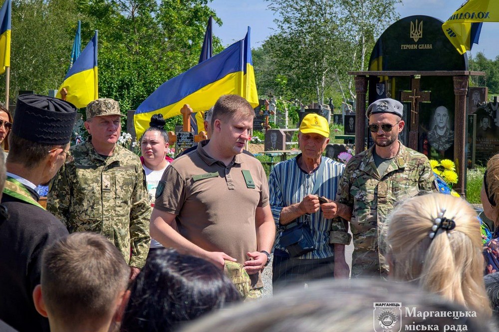 Марганець сьогодні провів в останню путь полеглого Захисника  Антона  Новоселецького (фото)