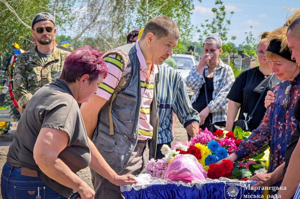 Марганець сьогодні провів в останню путь полеглого Захисника  Антона  Новоселецького (фото) 2