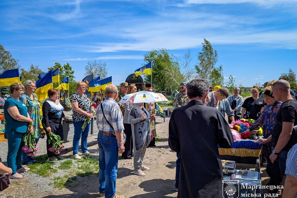 Марганець сьогодні провів в останню путь полеглого Захисника  Антона  Новоселецького (фото) 3