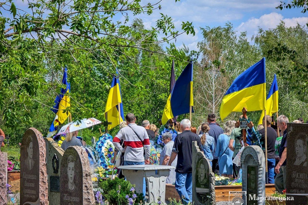 Марганець сьогодні провів в останню путь полеглого Захисника  Антона  Новоселецького (фото) 4