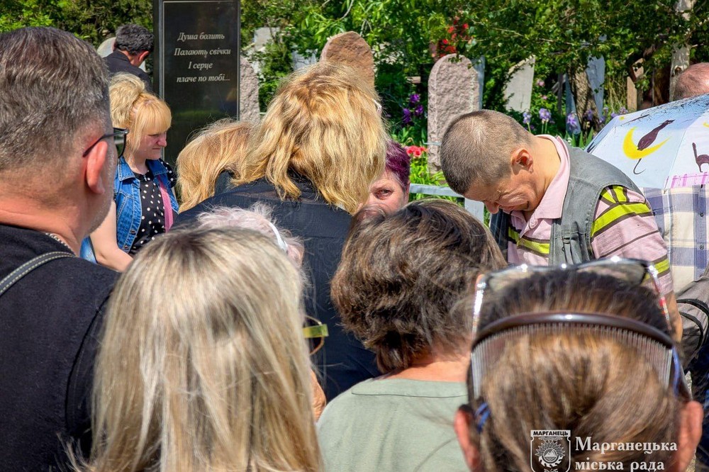 Марганець сьогодні провів в останню путь полеглого Захисника  Антона  Новоселецького (фото) 6