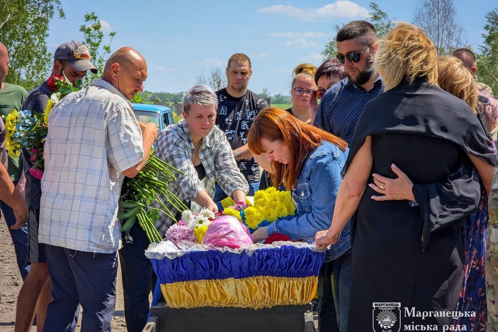 Марганець сьогодні провів в останню путь полеглого Захисника  Антона  Новоселецького (фото) 7