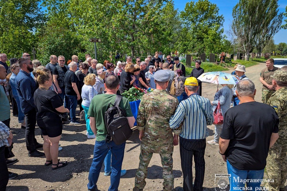 Марганець сьогодні провів в останню путь полеглого Захисника  Антона  Новоселецького (фото) 9