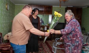 Напередодні Дня матері представники Нікопольської РВА відвідали двох матерів полеглих Героїв (фото) 2