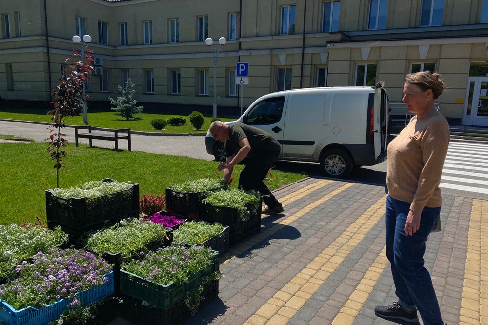 Подружжя підприємців надали дитячій лікарні Нікополя понад 700 саджанців квітів (фото) 2