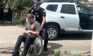 Поліцейські Нікополя  допомагають військовому, який проходить реабілітацію після поранення (фото)